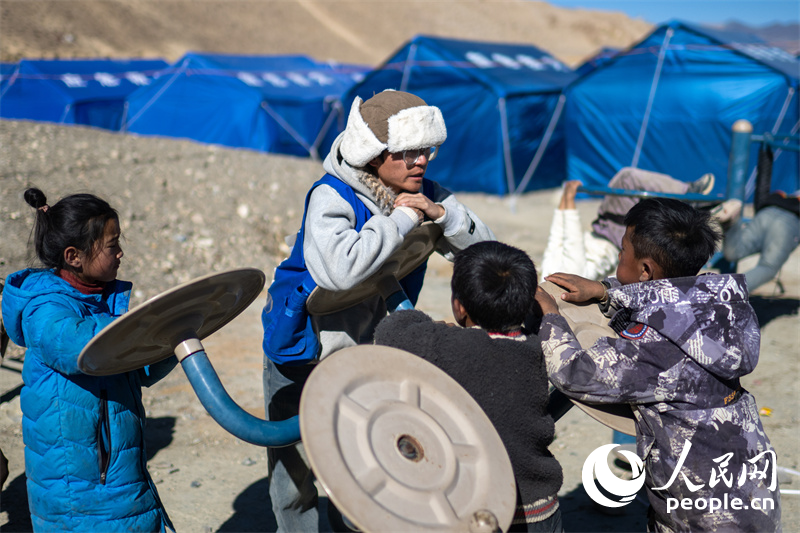 西藏星光社會(huì)工作服務(wù)中心社工久米旦增通過聊天談心，對孩子們進(jìn)行災(zāi)后心理疏導(dǎo)。人民網(wǎng)記者 翁奇羽攝