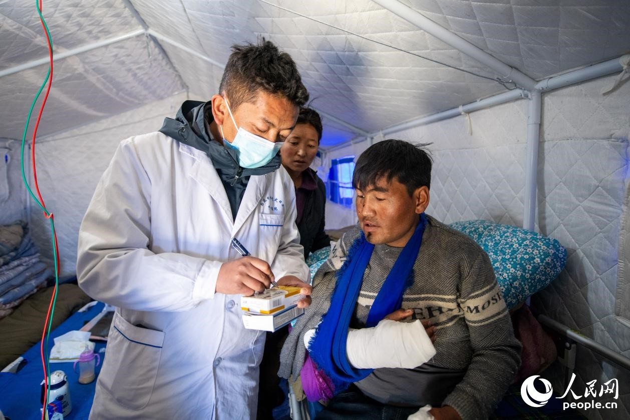 　醫(yī)生正在囑咐洛桑堅參如何用藥。人民網記者 翁奇羽攝