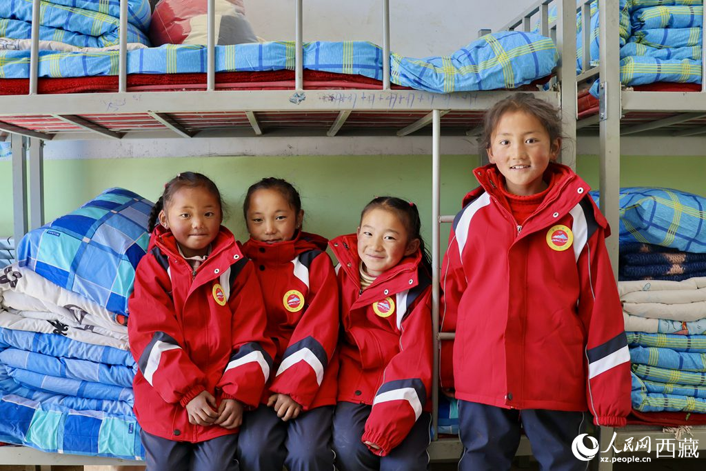 學(xué)生在定日縣第二小學(xué)分流安置點(diǎn)宿舍。人民日?qǐng)?bào)記者 鮮敢攝