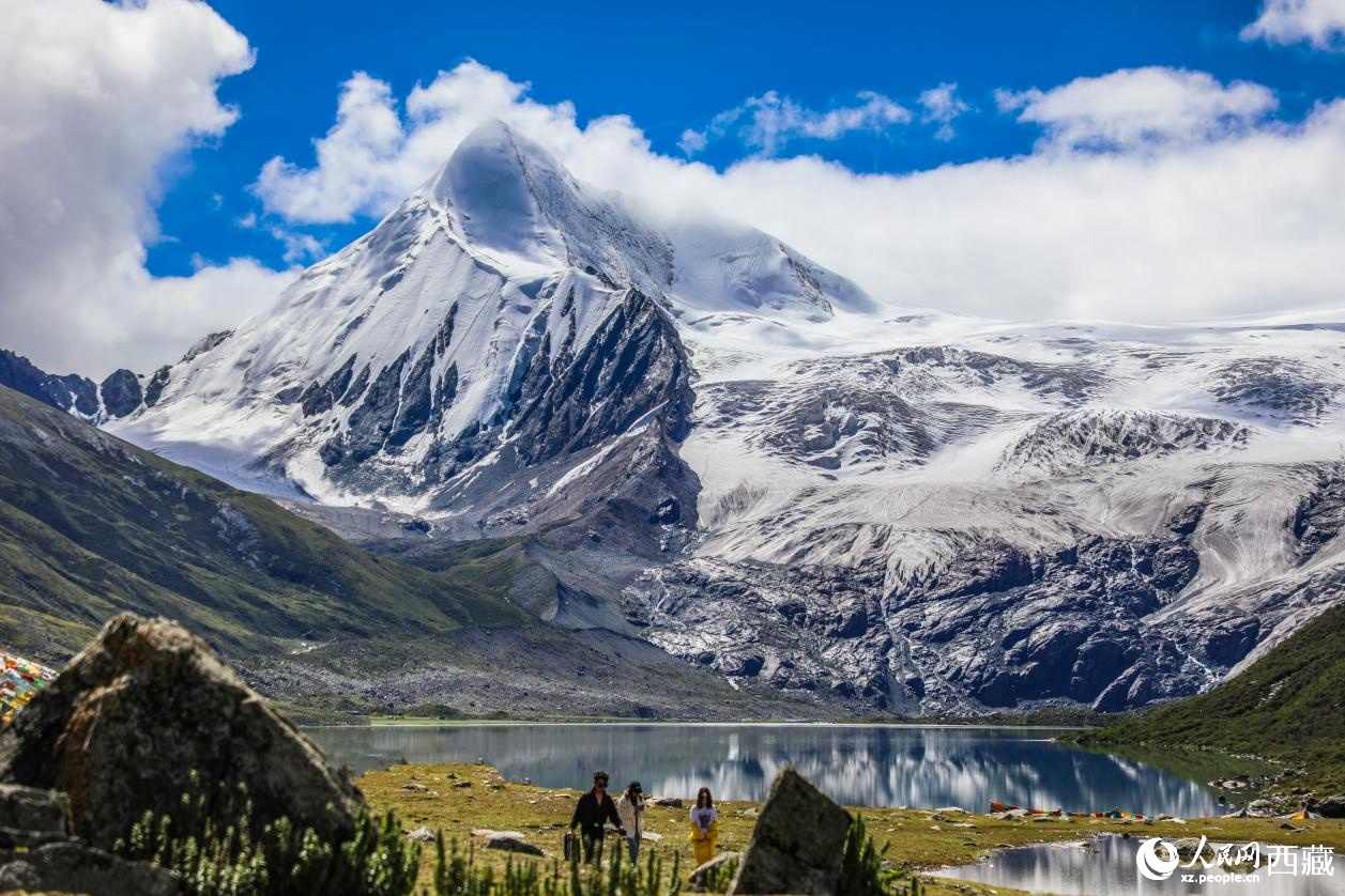 西藏那曲市比如縣的薩普雪山。