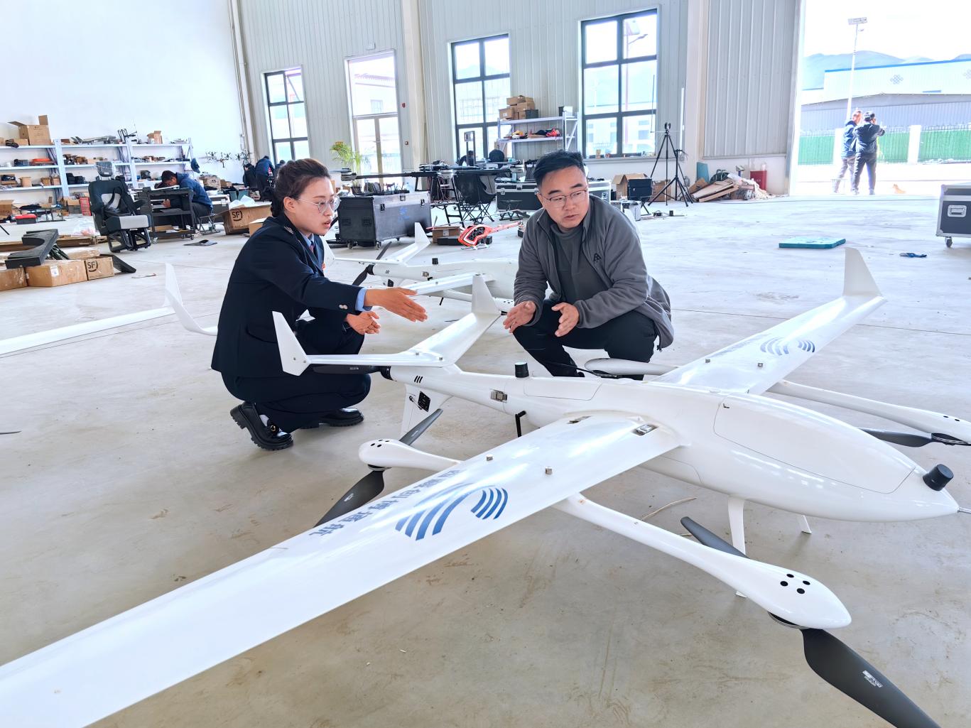 創(chuàng)博通航工作人員向稅務(wù)干部介紹無(wú)人機(jī)情況。曲麗攝