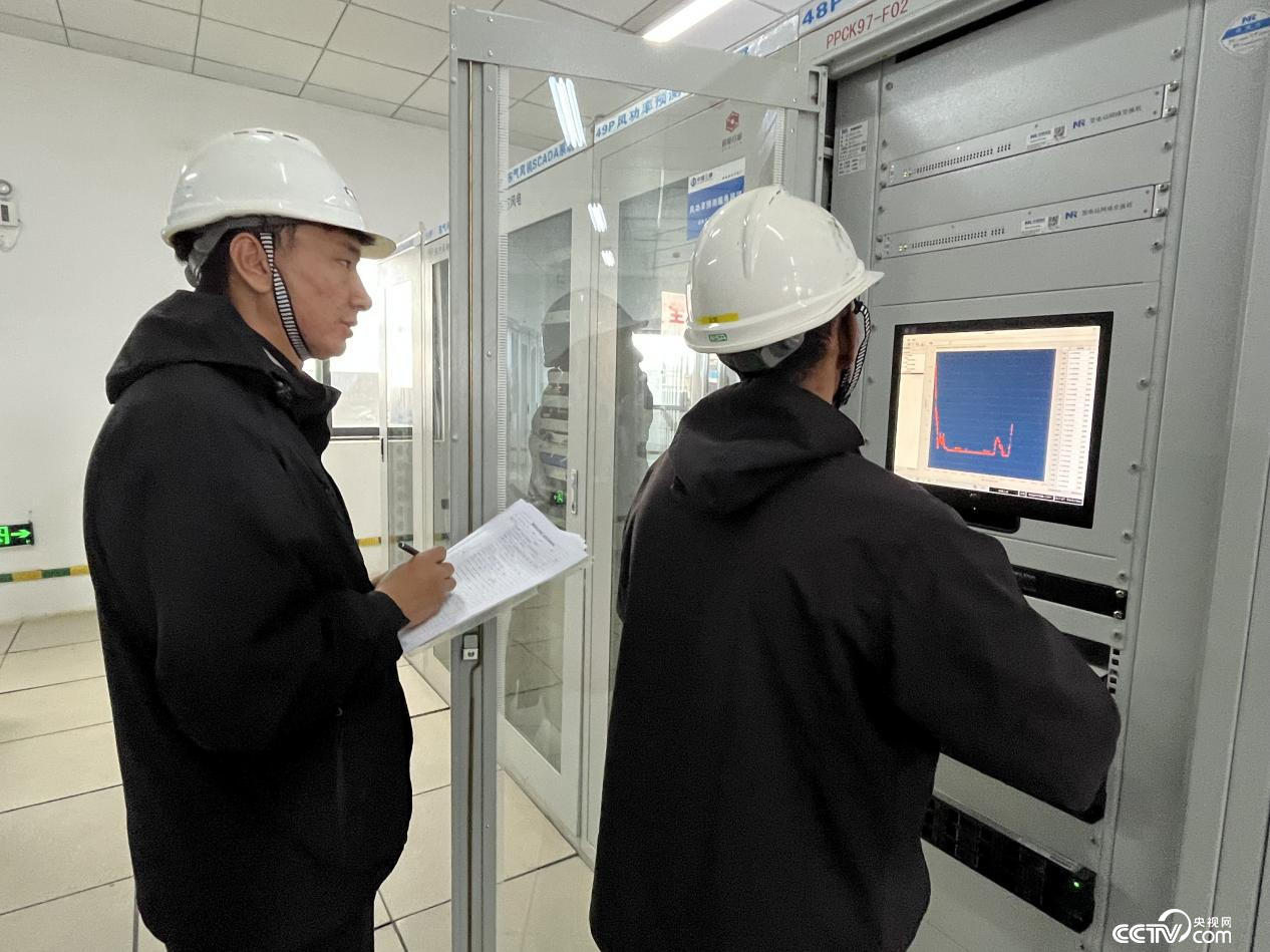 工作人員在巡檢風電機組情況 （攝影 李婷婷）