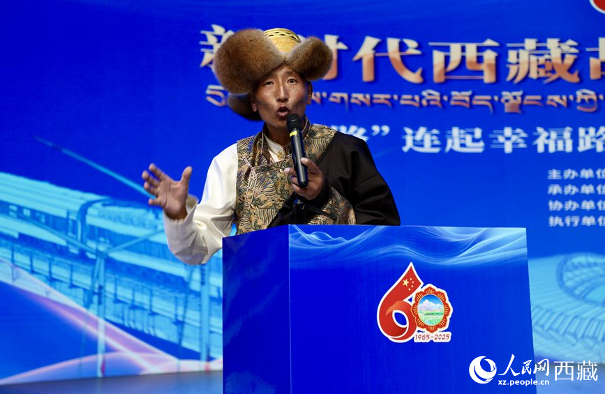 山南市隆子縣三安曲林鄉(xiāng)三林村黨支部副書記扎西次仁作分享報(bào)告。人民網(wǎng)記者 次仁羅布攝