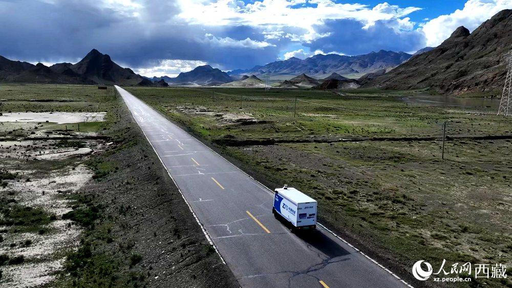 一輛無人快遞車正沿著定日縣通往扎果鄉(xiāng)的道路平穩(wěn)行駛。人民日報記者 鮮敢攝