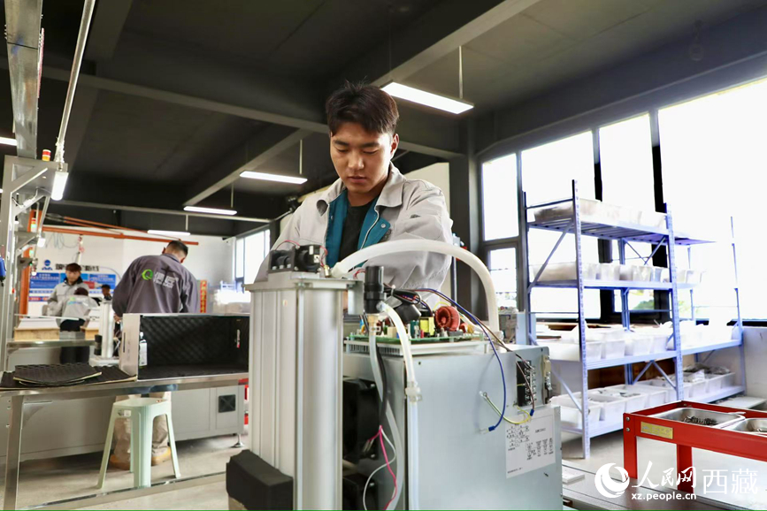 生產(chǎn)車間工人正在安裝制氧設(shè)備。人民網(wǎng)記者 次仁羅布攝