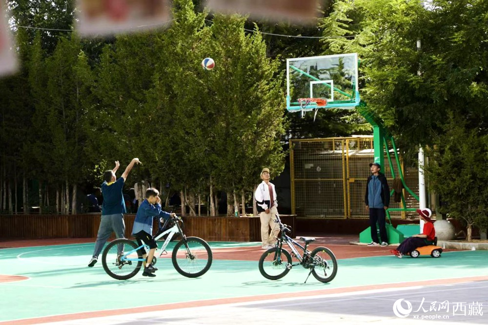 孩子們在社區(qū)享受運動時光。人民網(wǎng)記者 次仁羅布攝