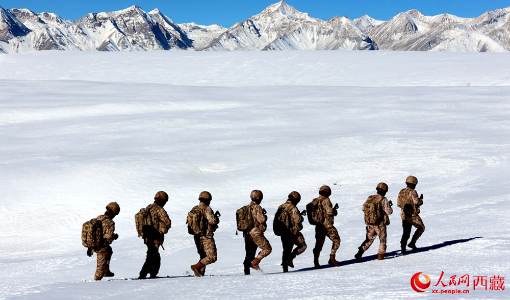 官兵在巡邏。人民日?qǐng)?bào)記者 瓊達(dá)卓嘎攝