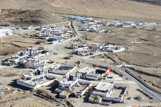 2025年12月11日，西藏定日縣長(zhǎng)所鄉(xiāng)古榮村新貌。人民網(wǎng)記者 翁奇羽攝