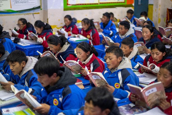 央金和同學(xué)們?cè)诮淌抑猩险n。人民網(wǎng)記者 翁奇羽攝