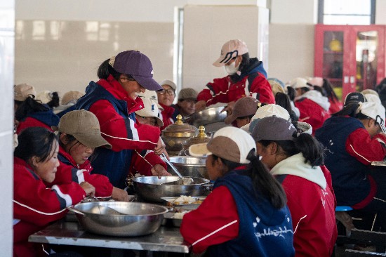 中午時(shí)分，學(xué)生們?cè)谑程糜貌?。人民網(wǎng)記者 翁奇羽攝