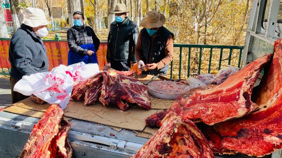 圖為市民正在買牛肉,本報(bào)記者 格桑倫珠攝(3737723)-20221201105107(1).jpg