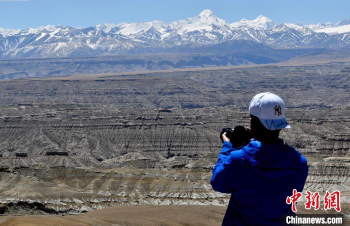 4月5日，游客在觀景臺拍攝札達土林?！±盍?攝
