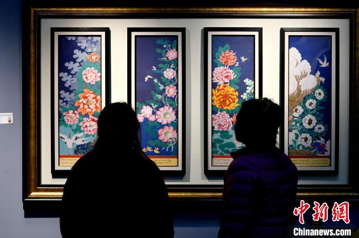 圖為5月16日，觀眾正在欣賞展覽中的新創(chuàng)唐卡作品。　李林 攝