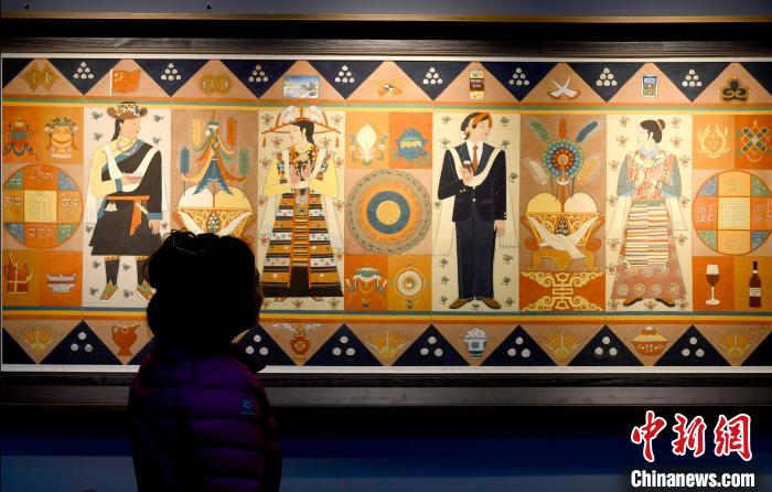 圖為5月16日，觀眾正在欣賞展覽中的新創(chuàng)唐卡作品?！±盍?攝