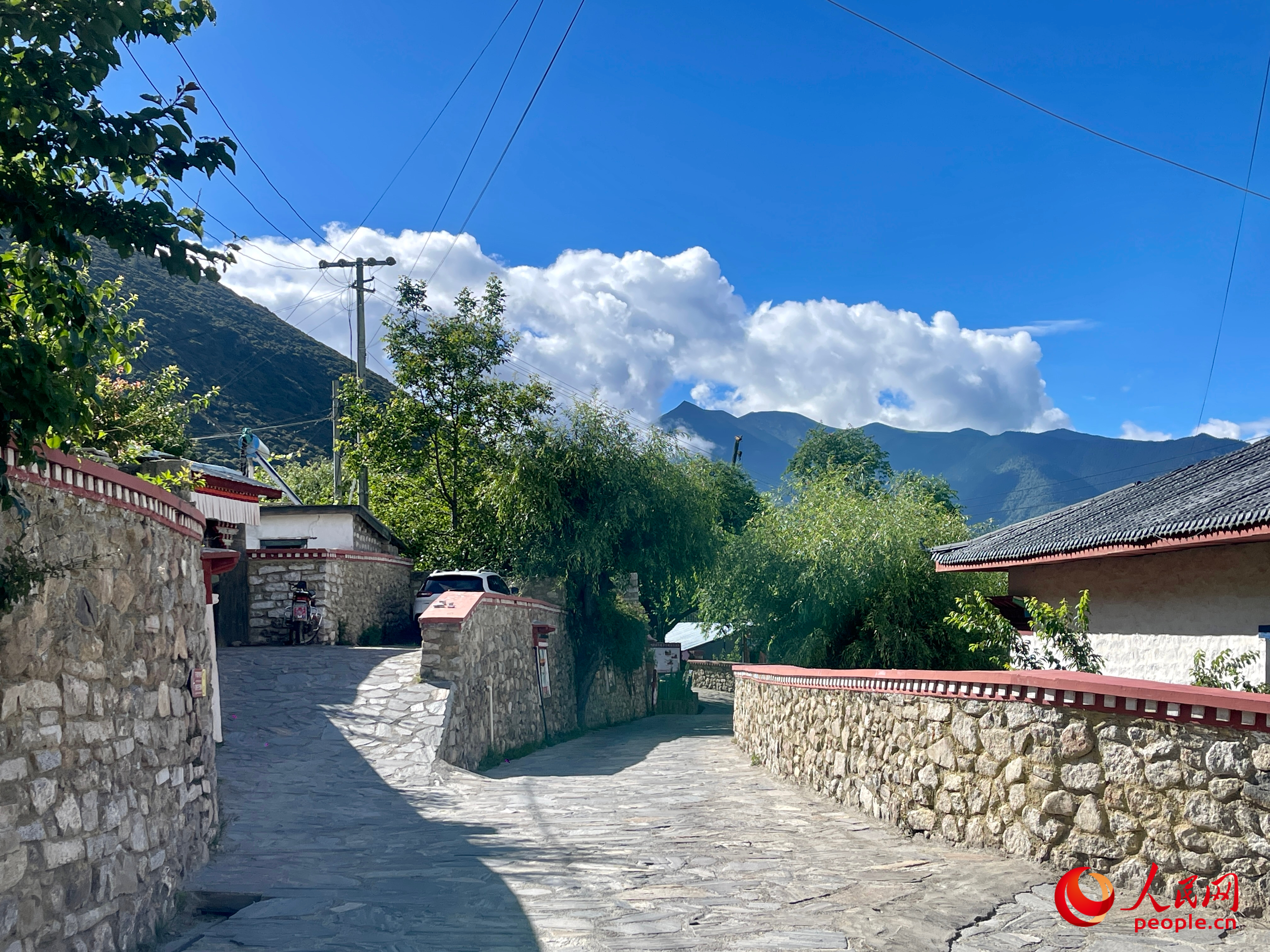 嘎拉村的村貌。人民網(wǎng) 周靜圓攝