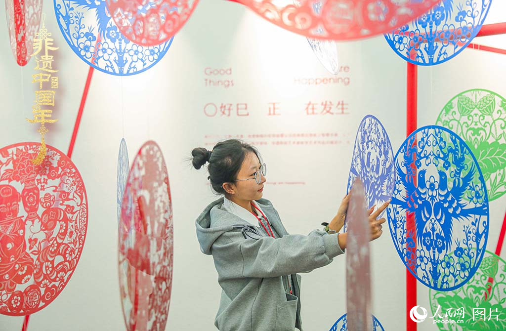 2025年1月30日，在山西太原舉辦的“年自萬物生”——2025山西非遺年俗藝術(shù)展上，由山西省級(jí)非遺代表性傳承人張永忠專門創(chuàng)作的剪紙藝術(shù)裝置吸引青年游客關(guān)注，上下映襯的“巳”字讓年文化煥發(fā)新的生機(jī)。人民網(wǎng)記者 王帆攝