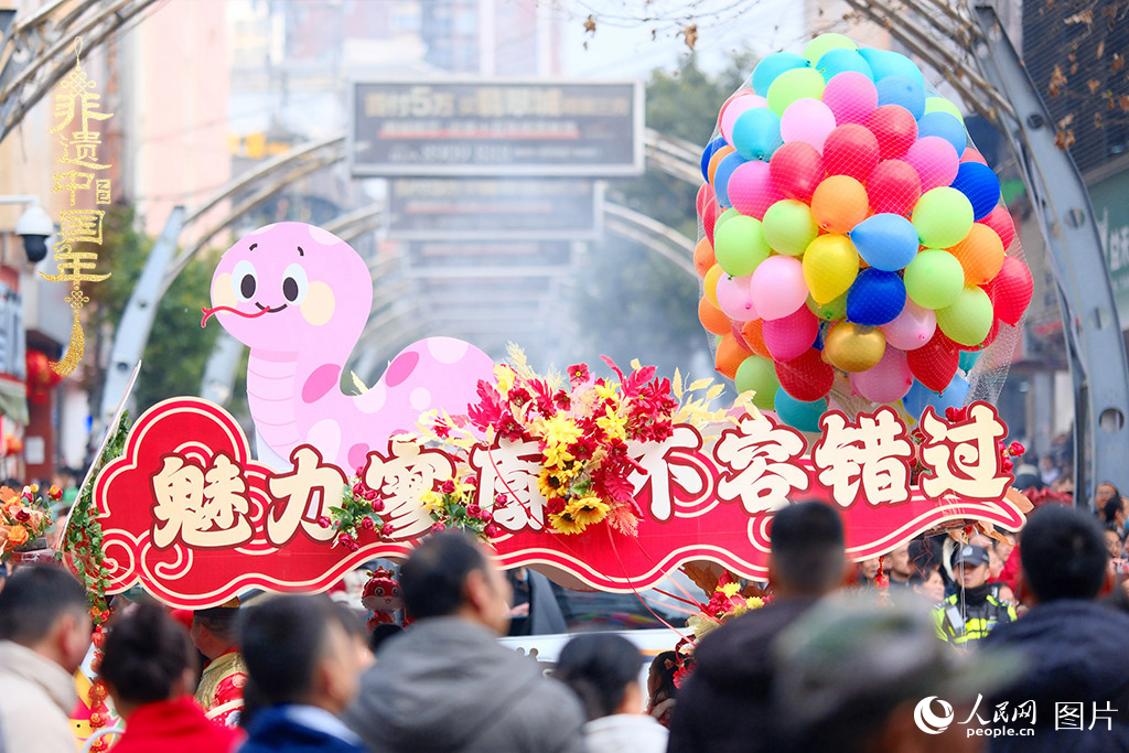 2025年1月29日，大年初一，云南省曲靖市麒麟?yún)^(qū)舉行“千人舞麒麟”活動(dòng)，耍龍舞獅過大年，現(xiàn)場(chǎng)人山人海，熱鬧非凡。人民網(wǎng) 莊志斌攝