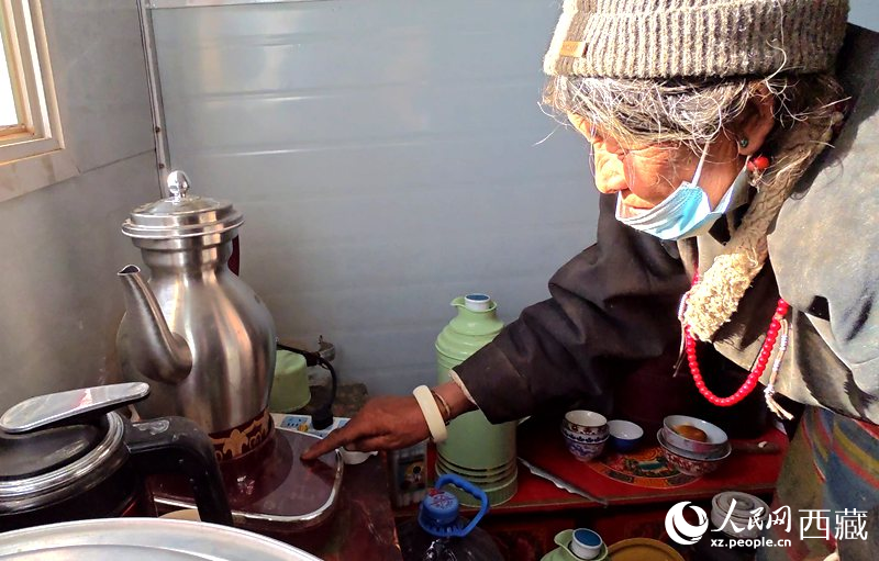 達瓦次仁的媽媽在做酥油茶。人民網(wǎng)記者 吳雨仁攝