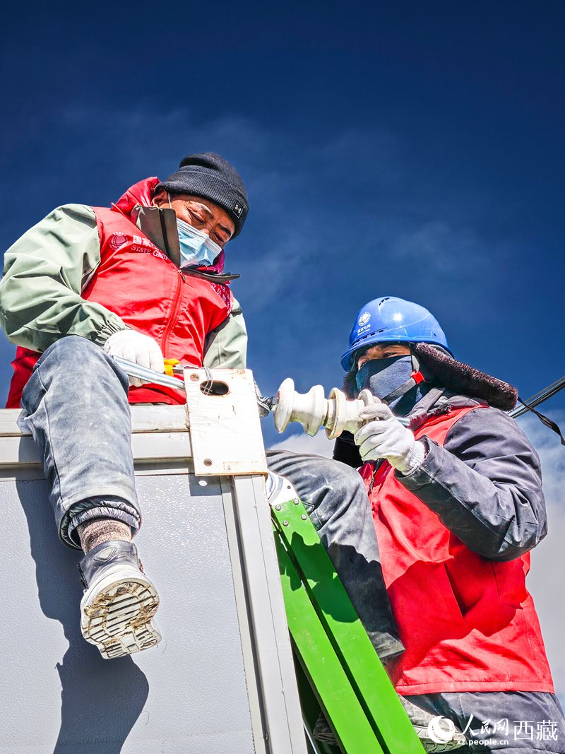 國網(wǎng)日喀則共產(chǎn)黨員服務(wù)隊隊員檢查板房線路。人民網(wǎng)記者 吳雨仁攝