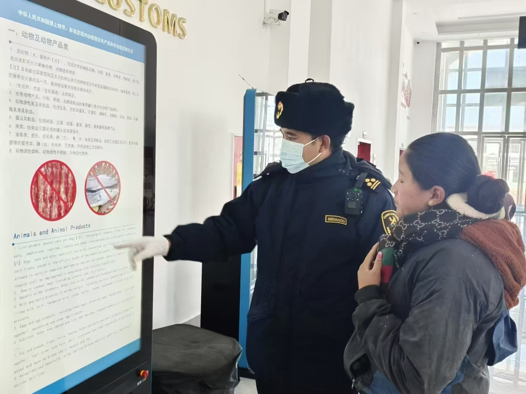 海關(guān)關(guān)員對入境邊民進(jìn)行禁止攜帶、郵寄進(jìn)境動植物及其產(chǎn)品解讀。次旺久美攝