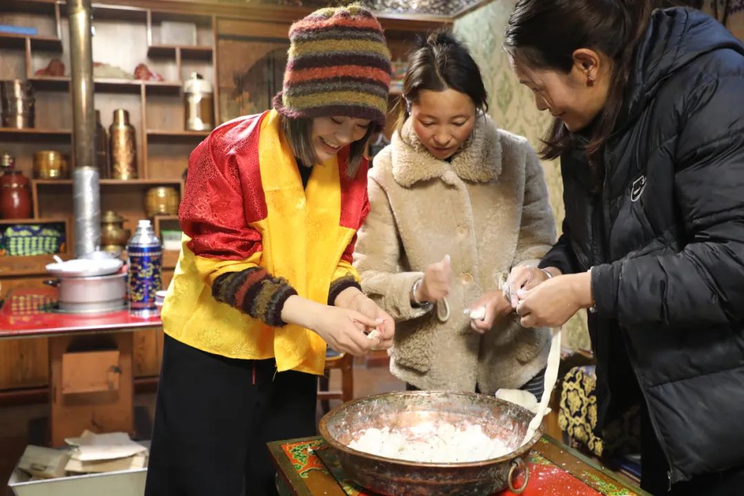 游客體驗(yàn)制作“古突”。巴桑卓嘎攝