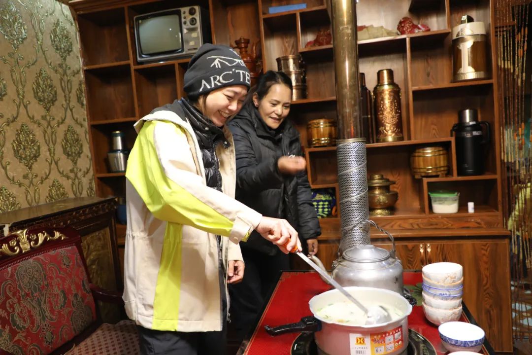 游客體驗(yàn)制作“古突”。巴桑卓嘎攝