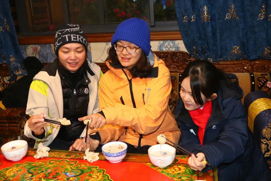 品嘗“古突”。巴桑卓嘎攝