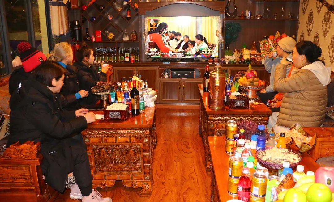 游客在居民家中，一同看藏晚，歡慶藏歷新年。巴桑卓嘎攝