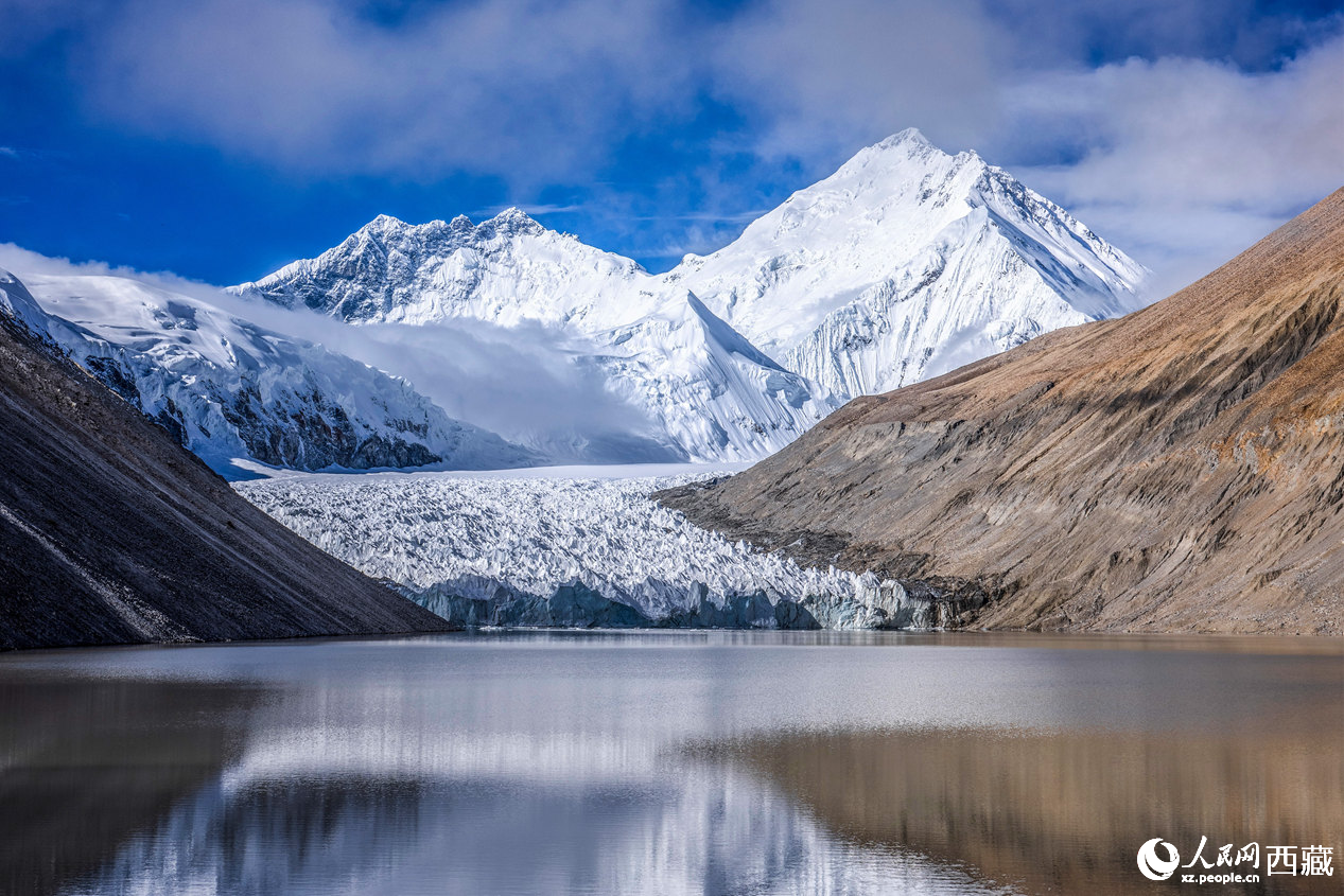 珠峰冰川位于日喀則市定日縣。