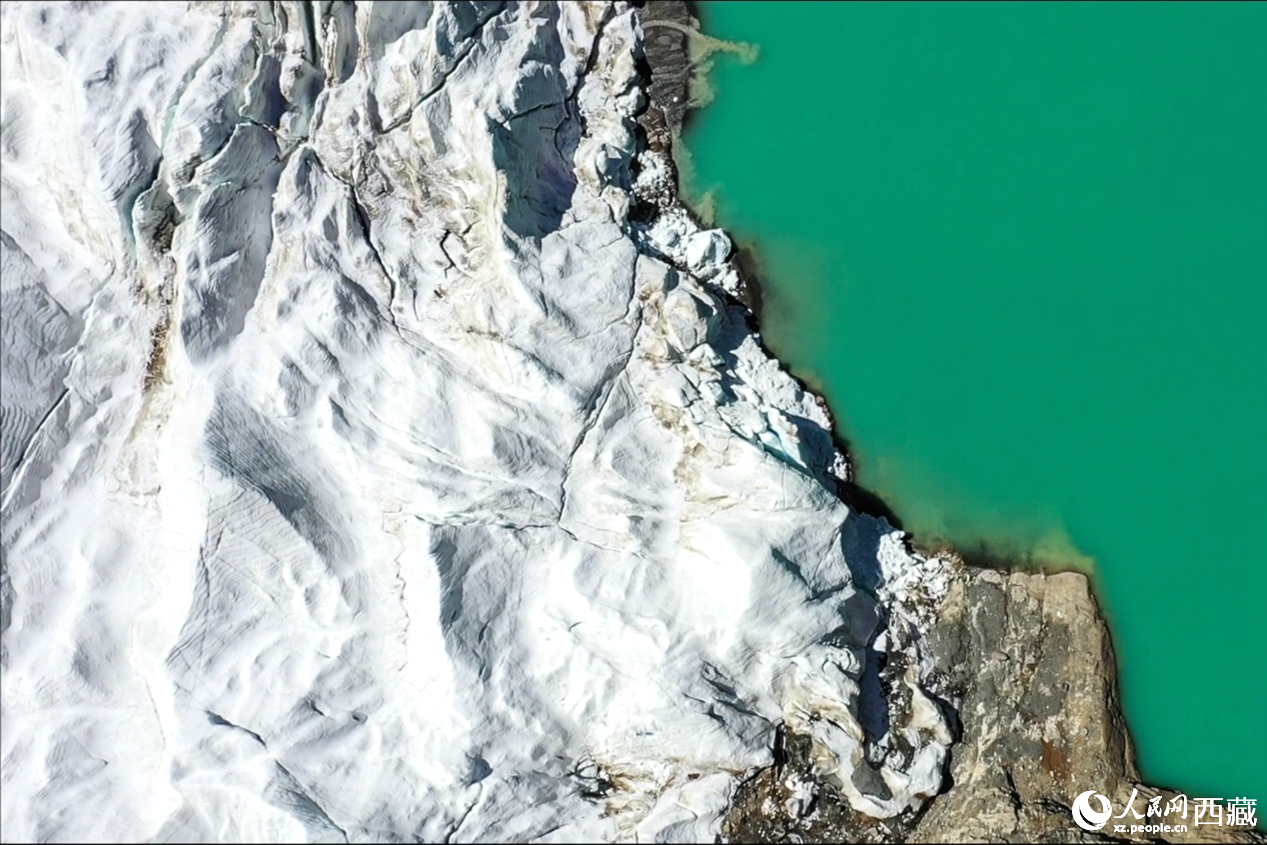 曲登尼瑪冰川位于日喀則市崗巴縣昌龍鄉(xiāng)。