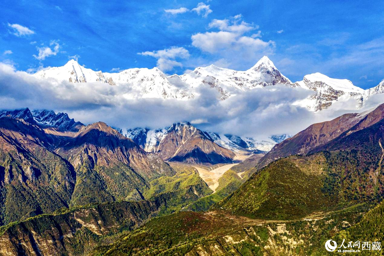 無人機(jī)航拍南迦巴瓦峰。