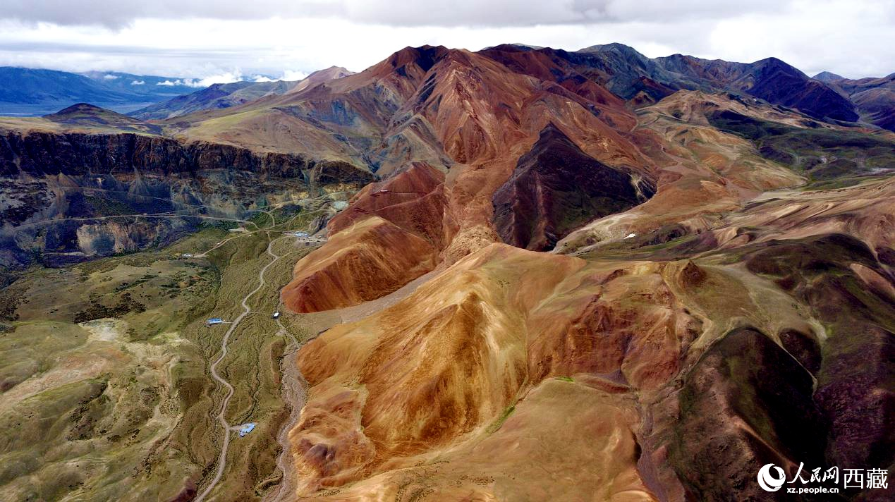 西藏阿里地區(qū)札達(dá)縣境內(nèi)的山丘，因大地礦石的緣故而變得色彩豐富，當(dāng)?shù)厝朔Q之為“五彩山”。