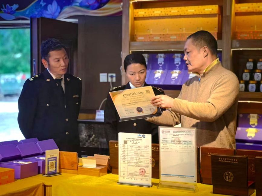 拉薩海關(guān)所屬林芝海關(guān)關(guān)員在藏紅花出口種植基地調(diào)研。拉薩海關(guān)供圖